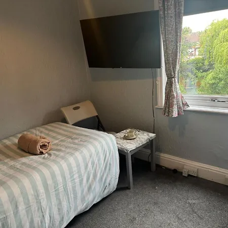 Woodville Homestay Leeds (West Yorkshire)